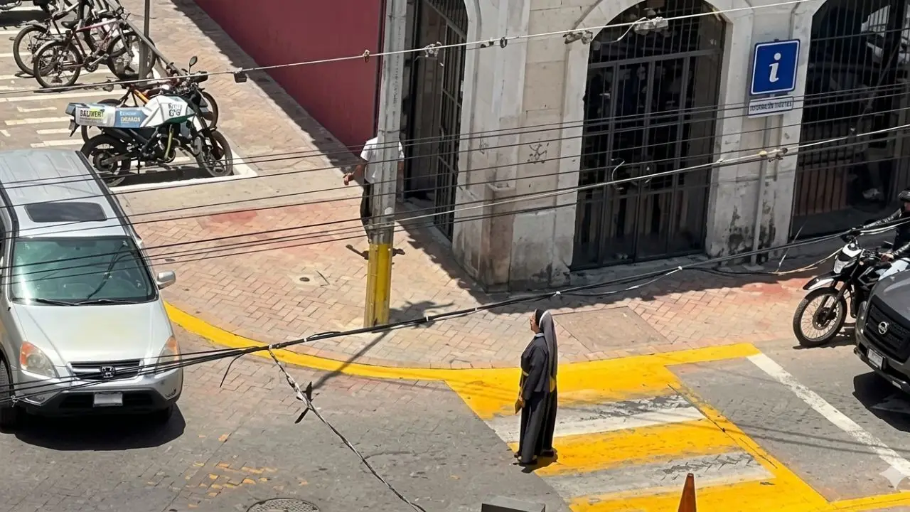 Imagen de Video: Monja deja a un lado los hábitos y se pone a dirigir el tráfico en Comayagua