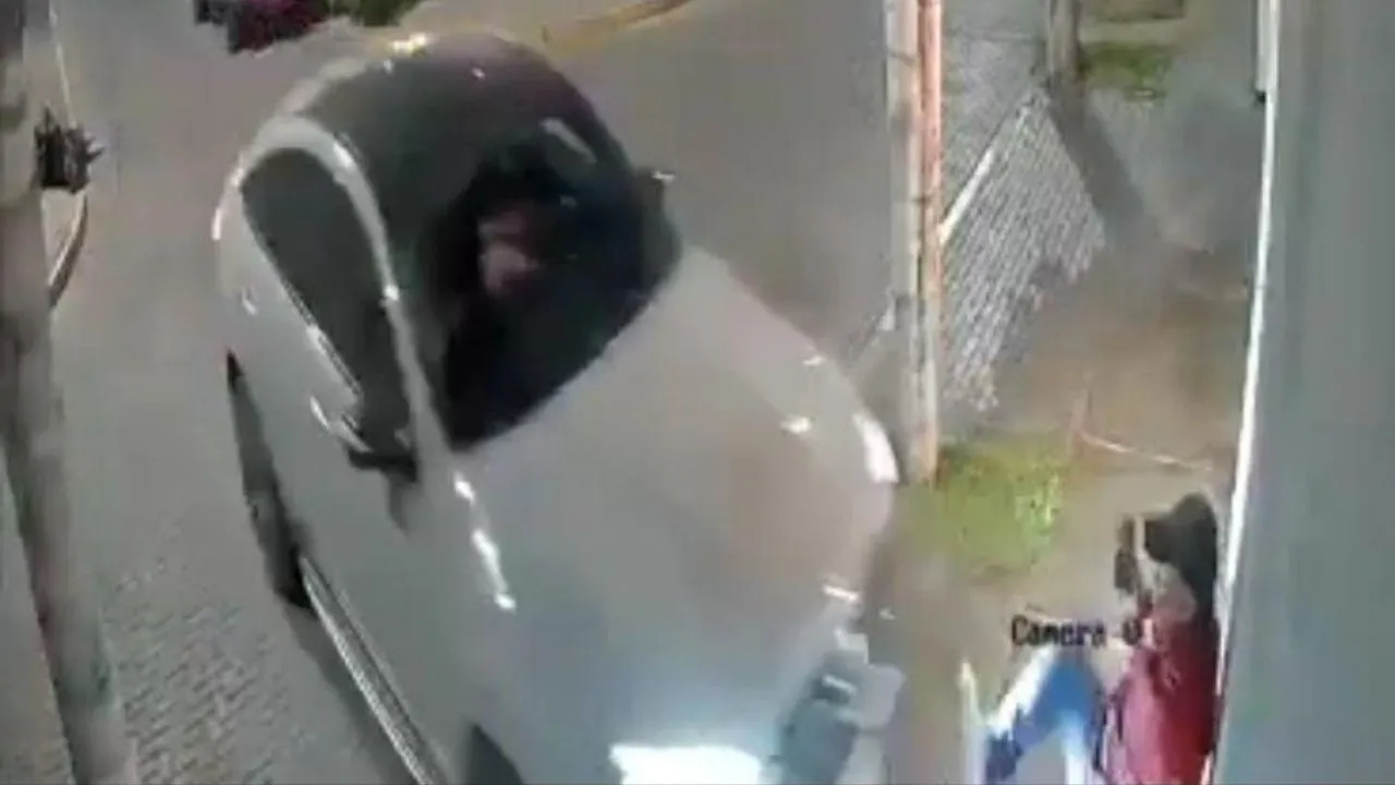 Imagen de 'Ay, ayuda': captan momento en que mujer atropella a vigilante