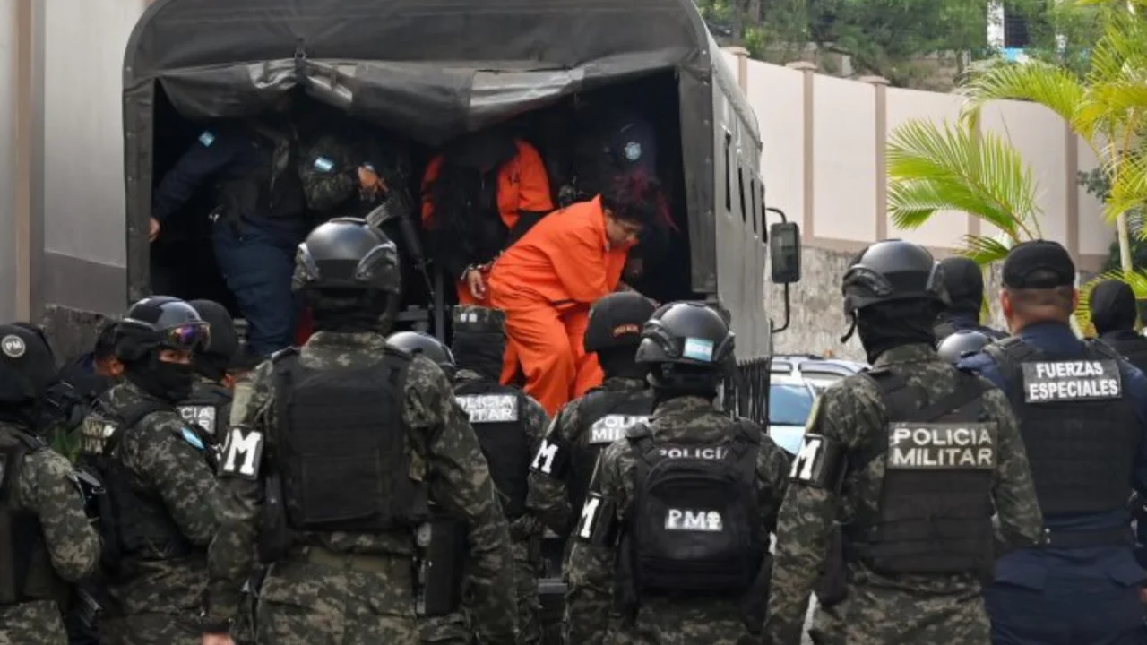 Traslado de privadas de libertad bajo fuerte resguardo de la Policía Militar y fuerzas de seguridad.