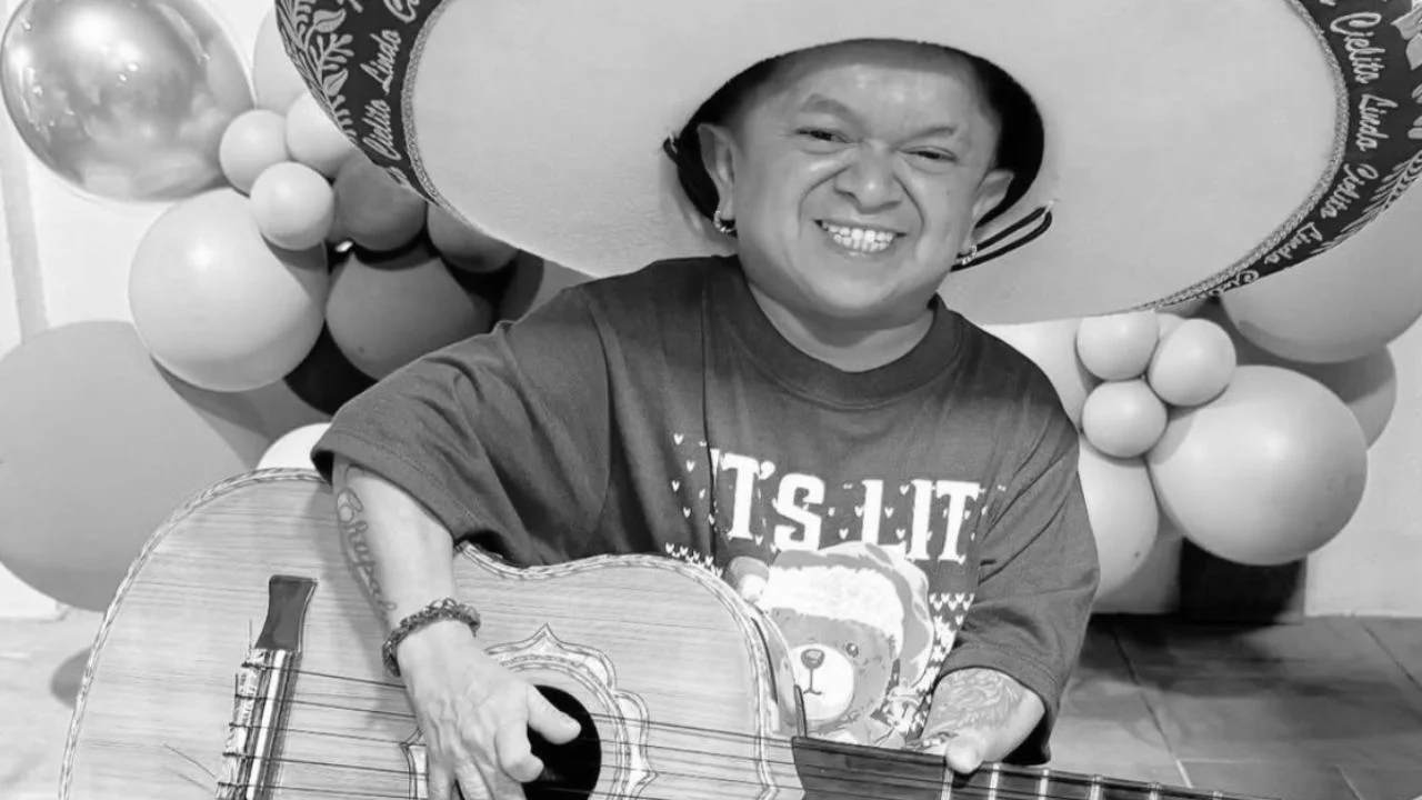 Jorgito Guayaco con sombrero y guitarra en blanco y negro.