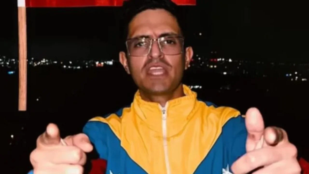 Michelo con una chaqueta con los colores de la bandera de Venezuela.