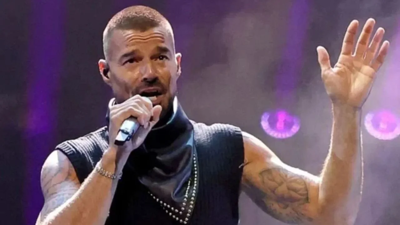 Ricky Martin cantando en concierto