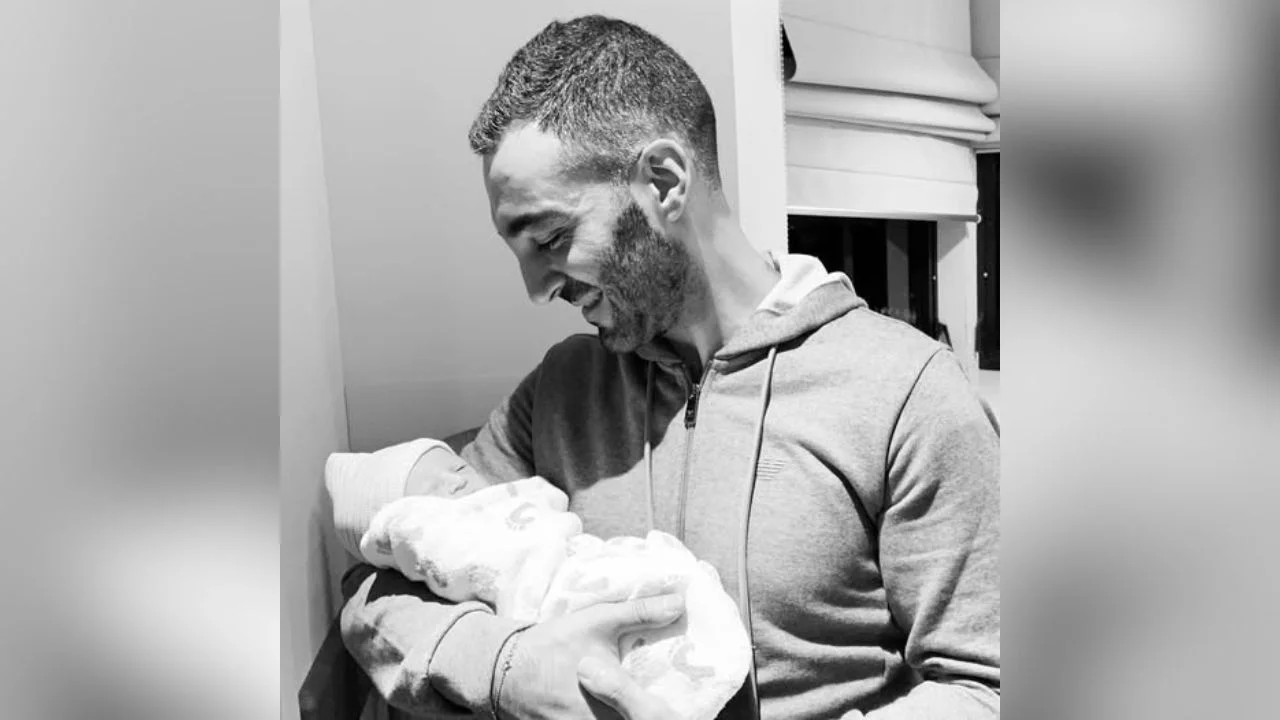 Simón Levy con su hijo recién nacido.