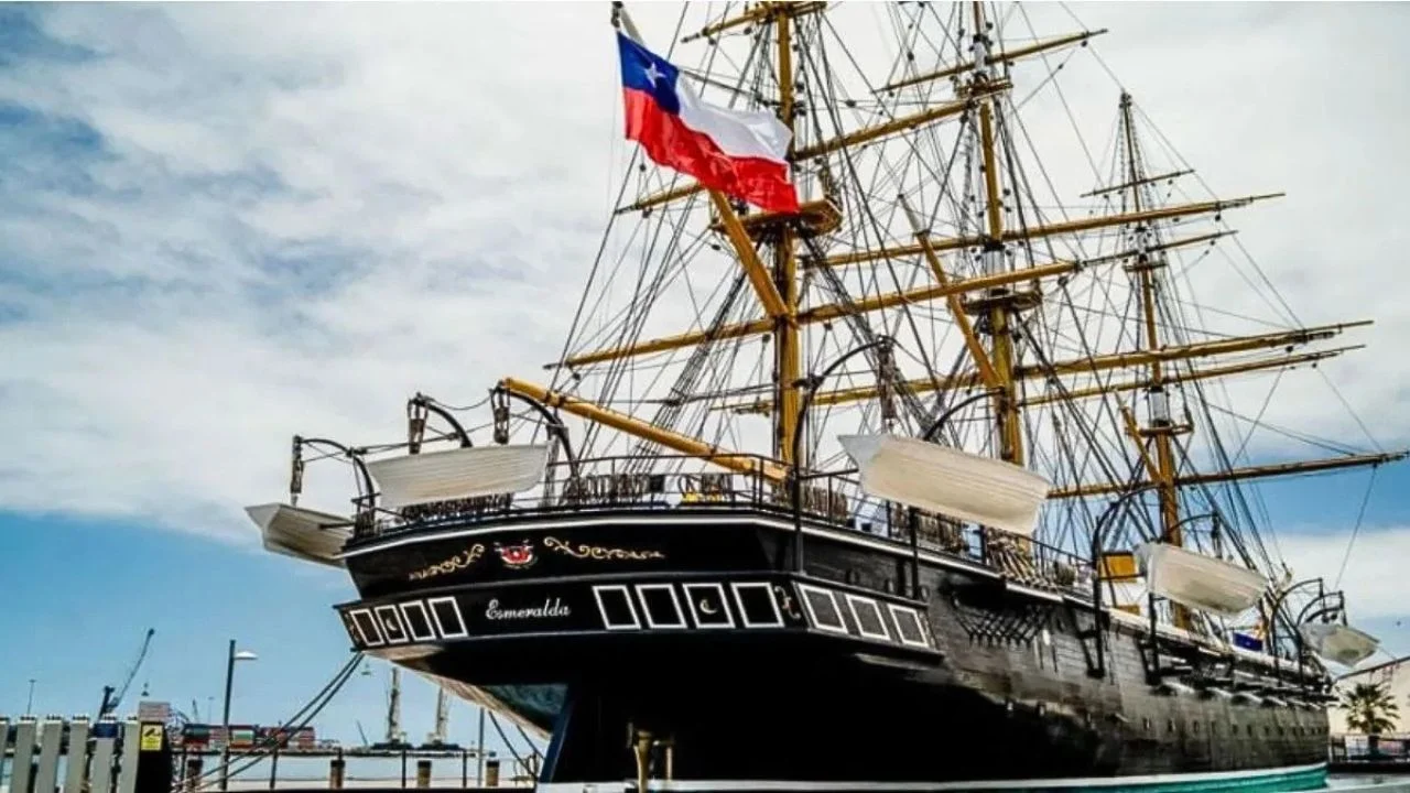 Navío con la bandera de Chile