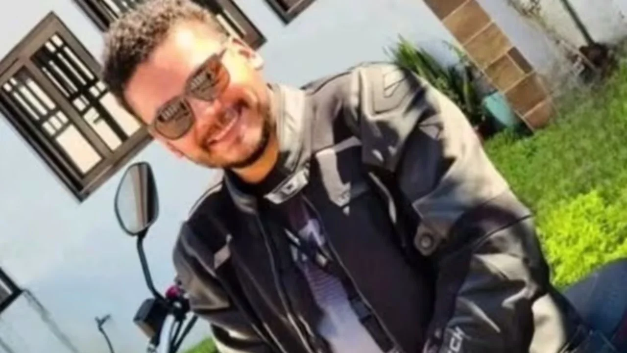 Carlos Gómez sobre una motocicleta.