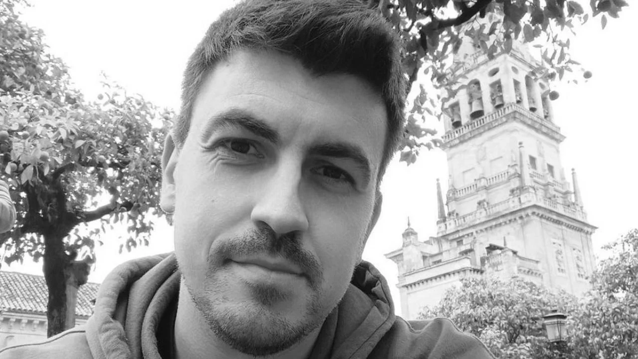 Enrique Portela en blanco y negro