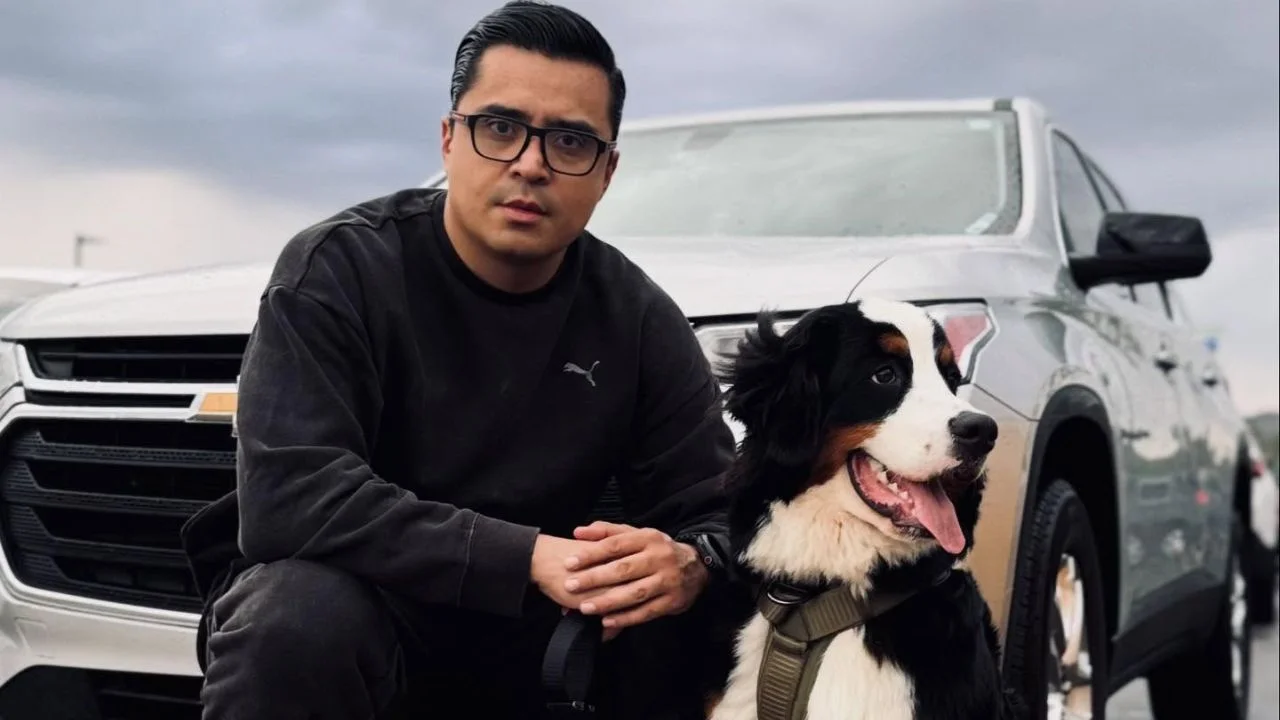 Beto Coral junto a su mascota.