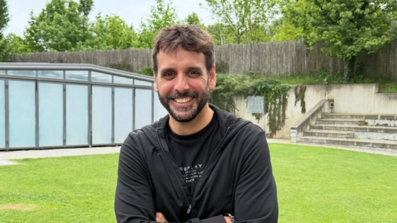 Carlos Roca vestido de negro y con un patio a su espalda