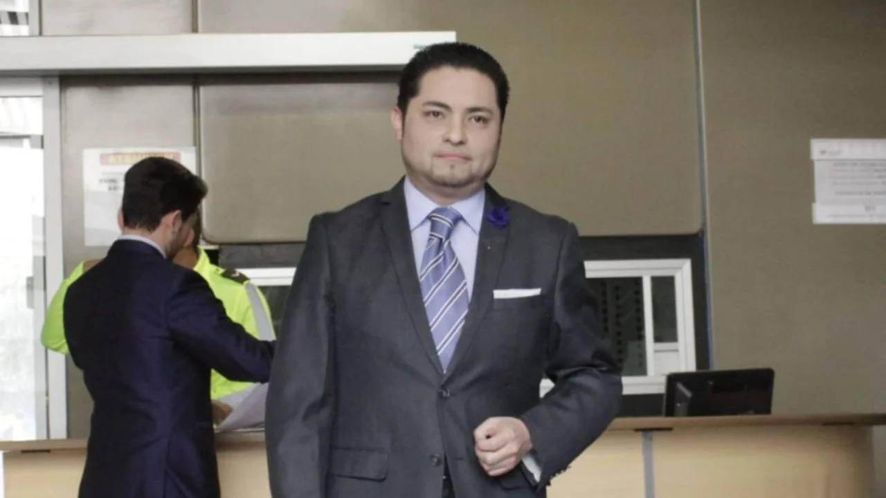 Marcelo Hallo vestido con saco y corbata.