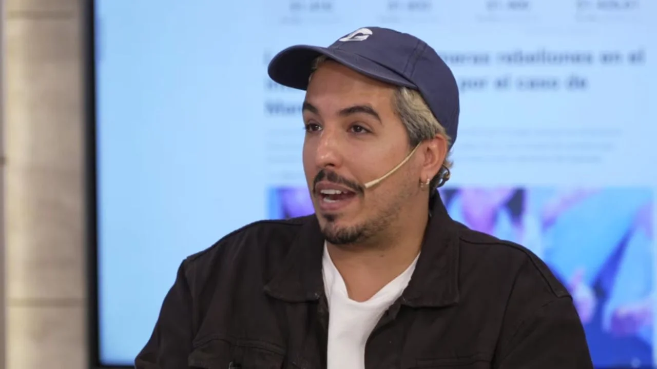 Nacho Elizalde en una entrevista con una chaqueta negra y una gorra azul.