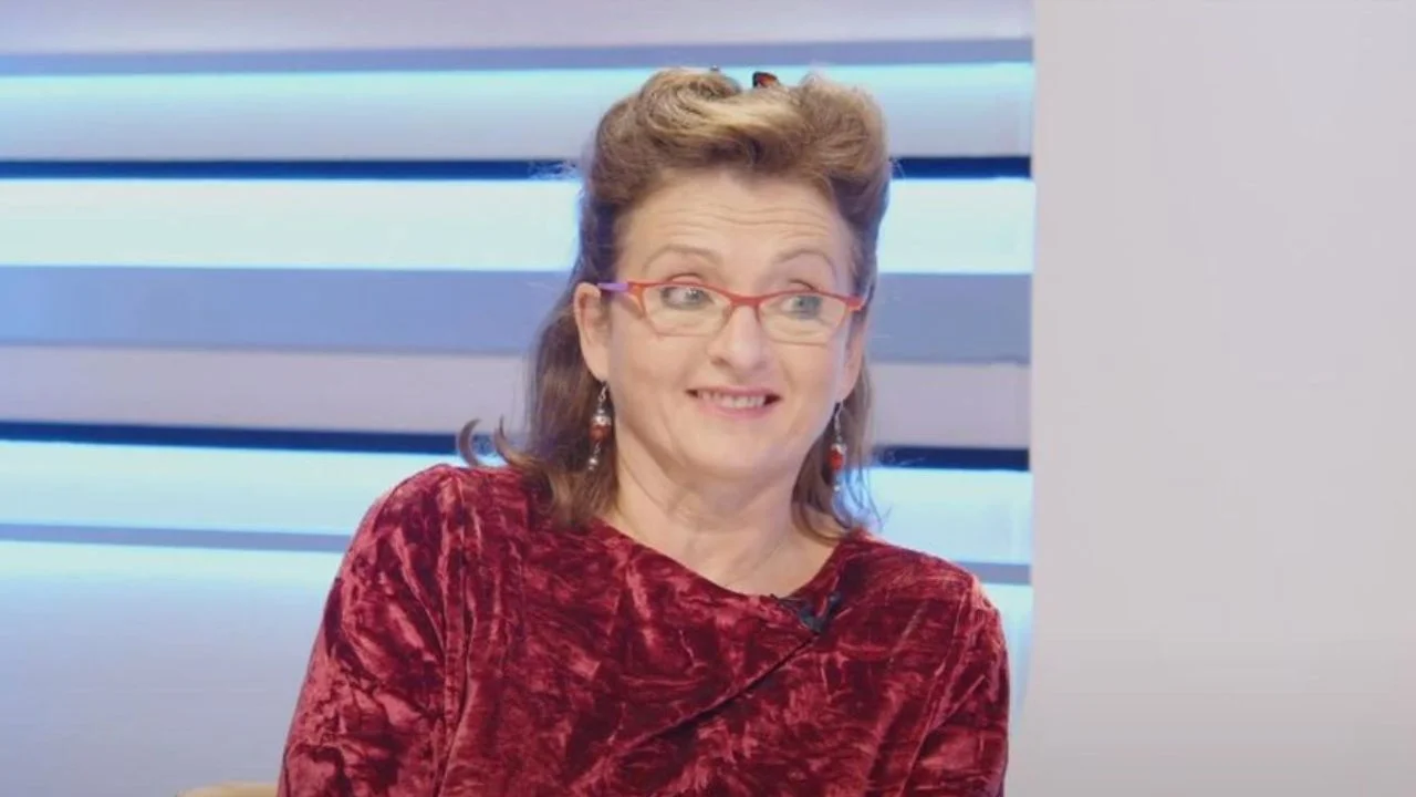 Pilar Baselga con un vestido rojo en un set de televisión