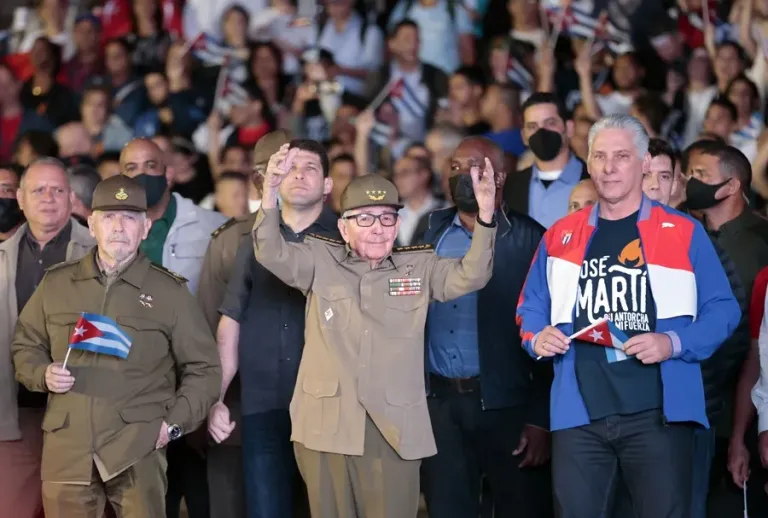Fotografía de archivo del expresidente de Cuba Raúl Castro (c), junto al actual mandatario cubano, Miguel Díaz-Canel. 