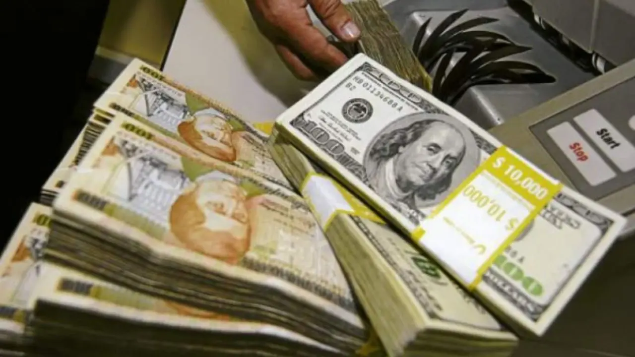 Billetes de cien lempiras y dólares