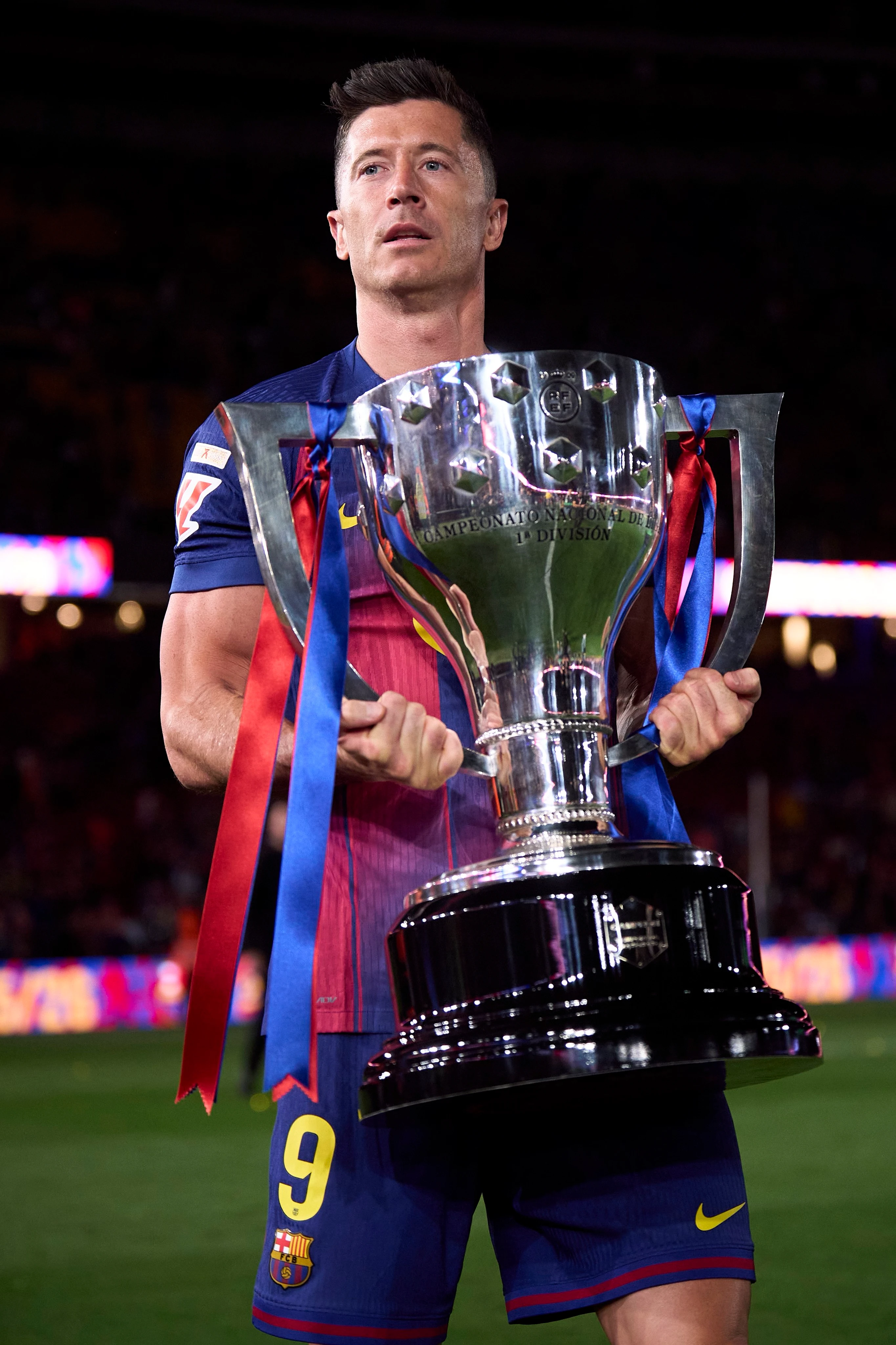 Robert Lewandowski con un trofeo