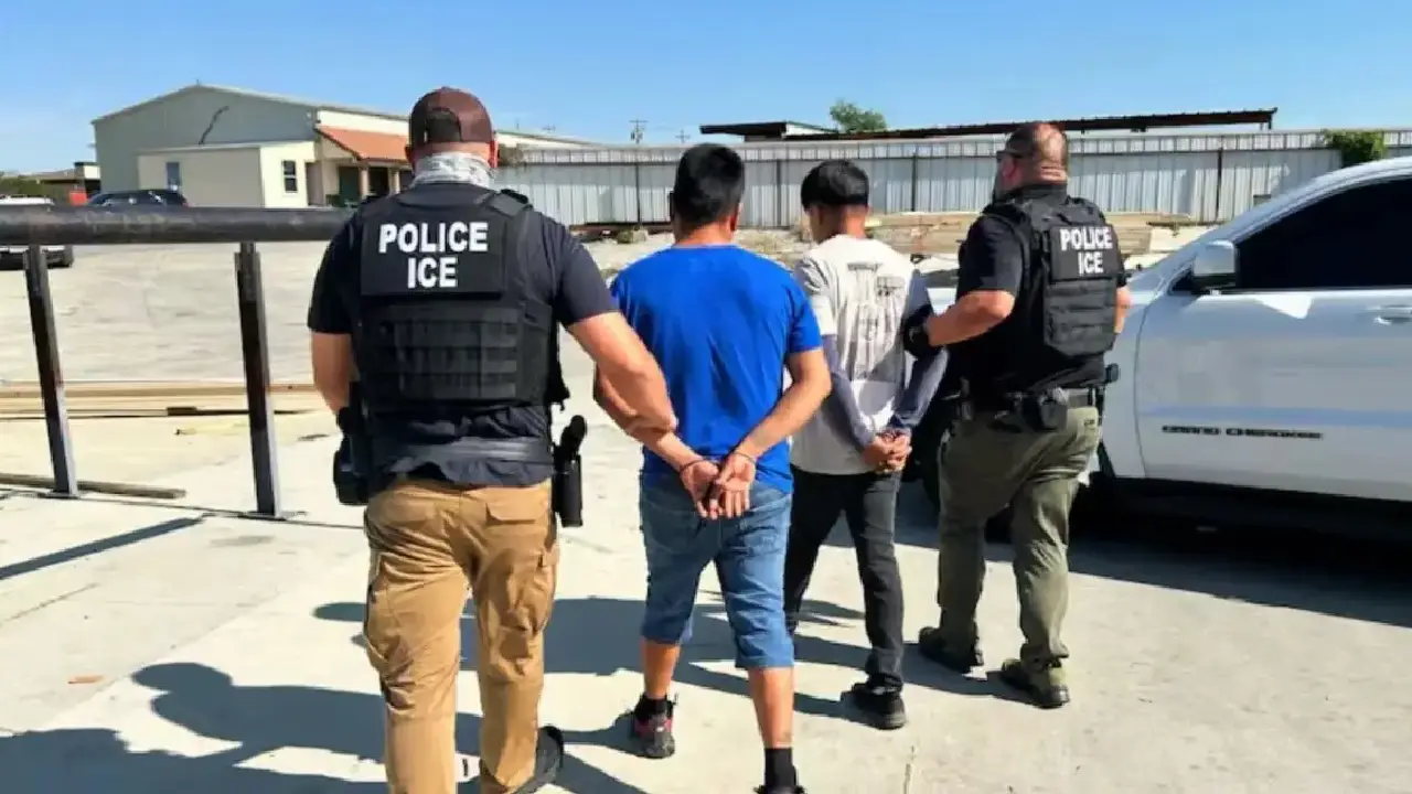 Agentes de ICE detienen a dos migrantes en Estados Unidos 