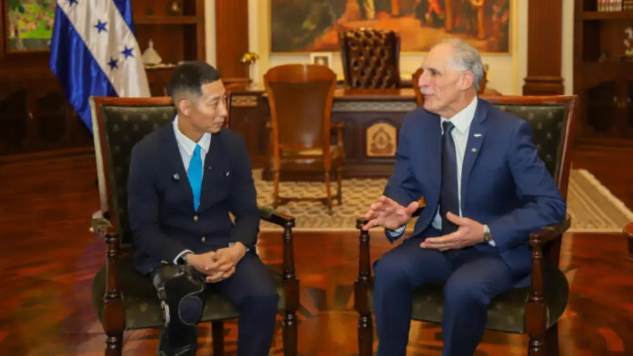 Dos personas sentadas y dialogando