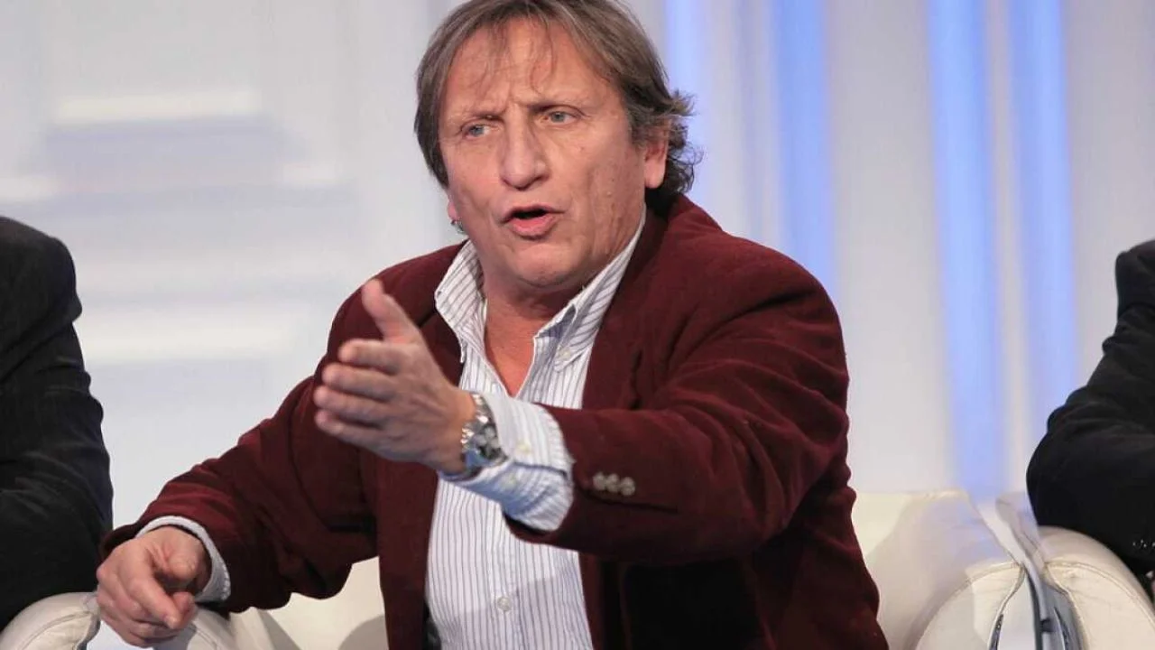 Stefano Bonaga usando un saco rojo y una camisa de botones