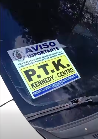 Carro donde iba taxista asesinado en El Picacho