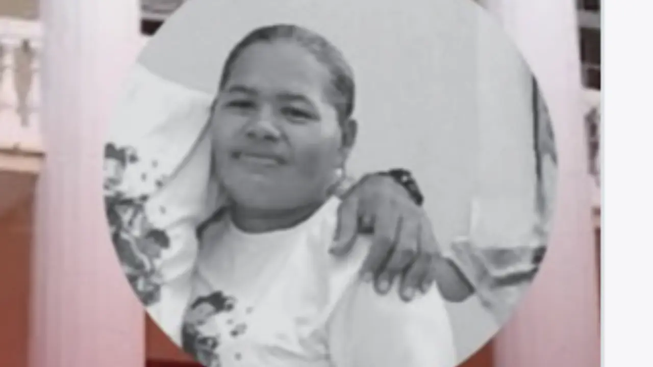 Una foto de mujer en blanco y negro