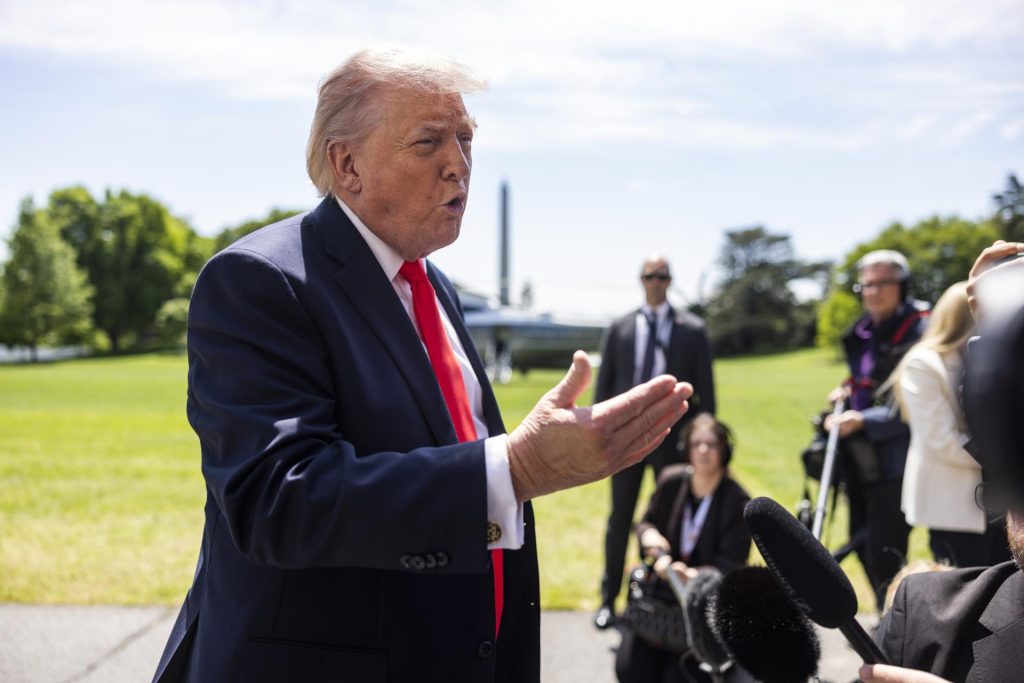 El presidente estadounidense, Donald Trump, habla con los periodistas al salir de la Casa Blanca rumbo a Florida en Washington, DC, EE. UU., el 1 de mayo de 2026. 