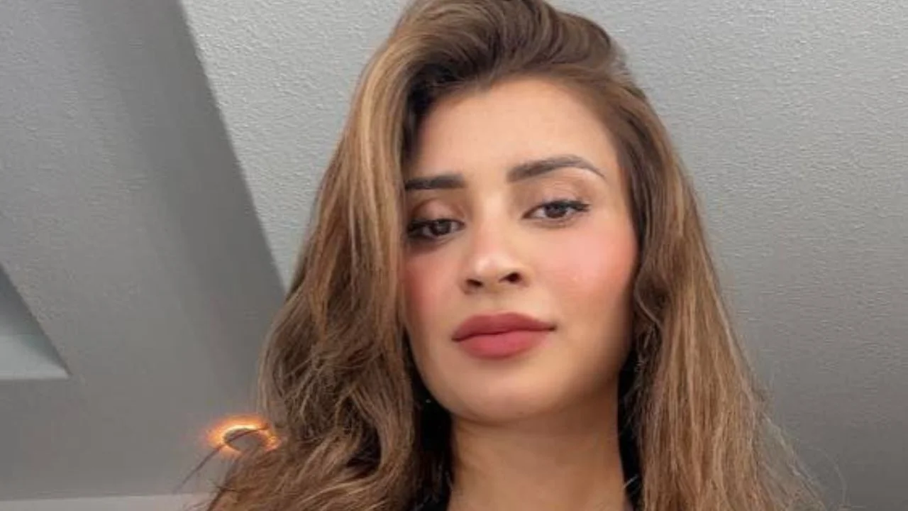 Zoe Victoria Suazo con un vestido negro.