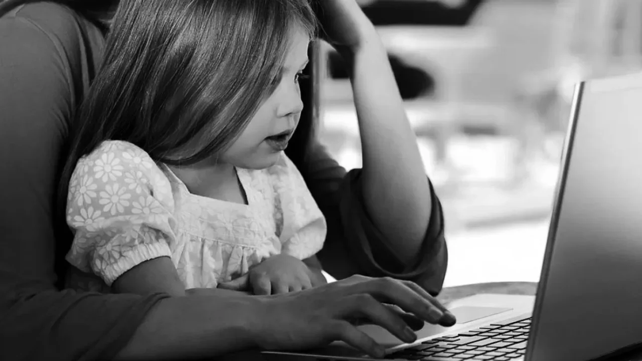 Madre trabajadora reflejando esfuerzo diario, símbolo de lucha y dedicación en la sociedad hondureña