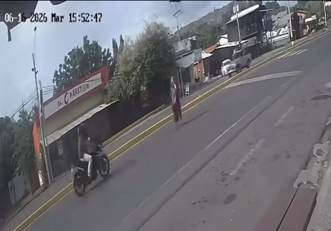 Abuela en el momento en que estaba cruzando la calle.
