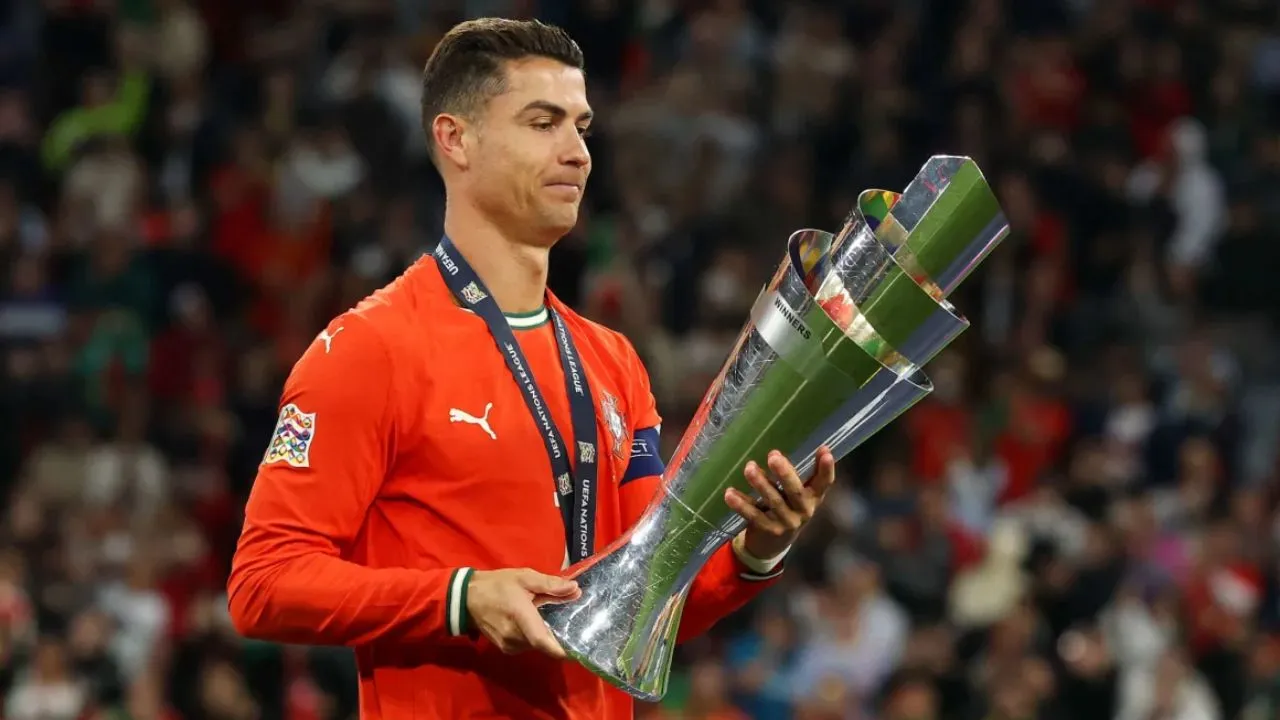 Cristiano Ronaldo sostiene un trofeo como uno de los mejores goleadores del mundo.