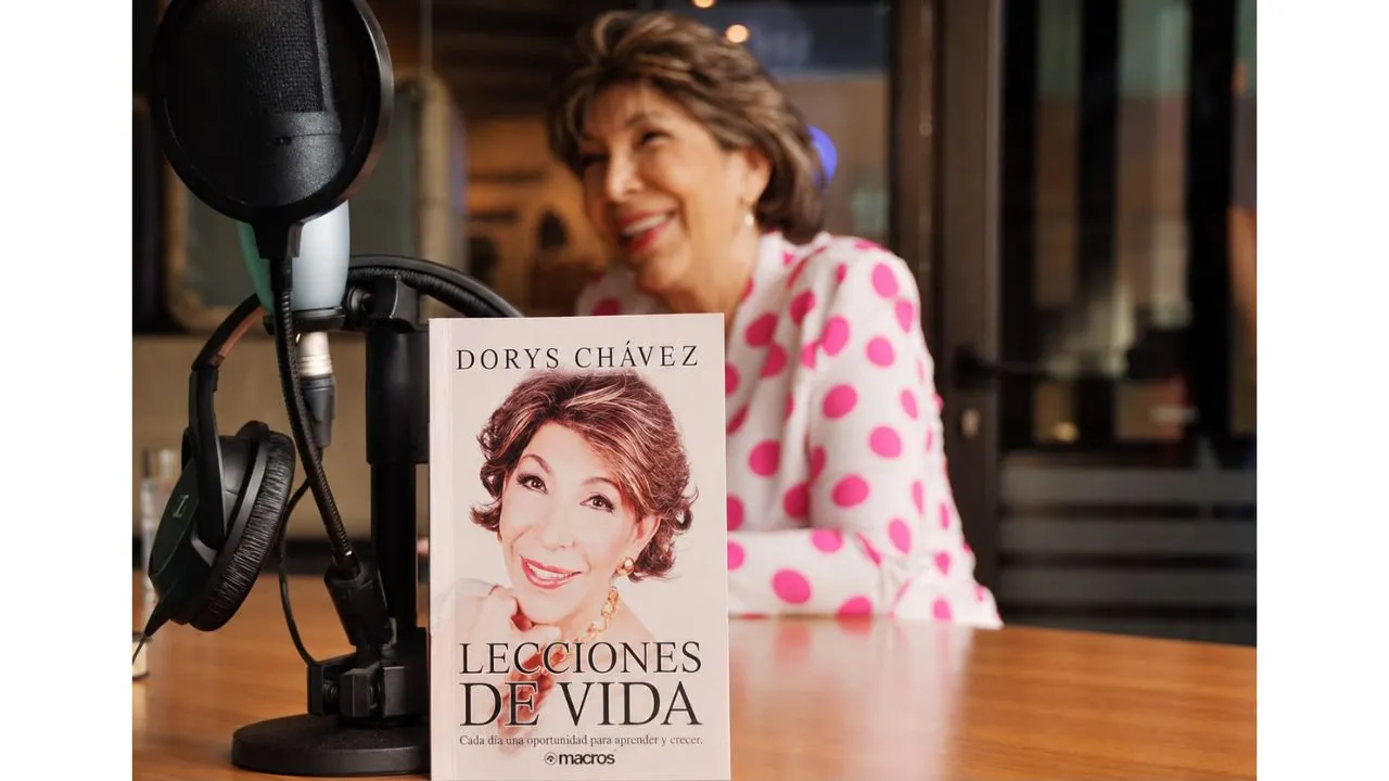Dorys creo un libro de lecciones de vida con una sonrisa en la portada.
