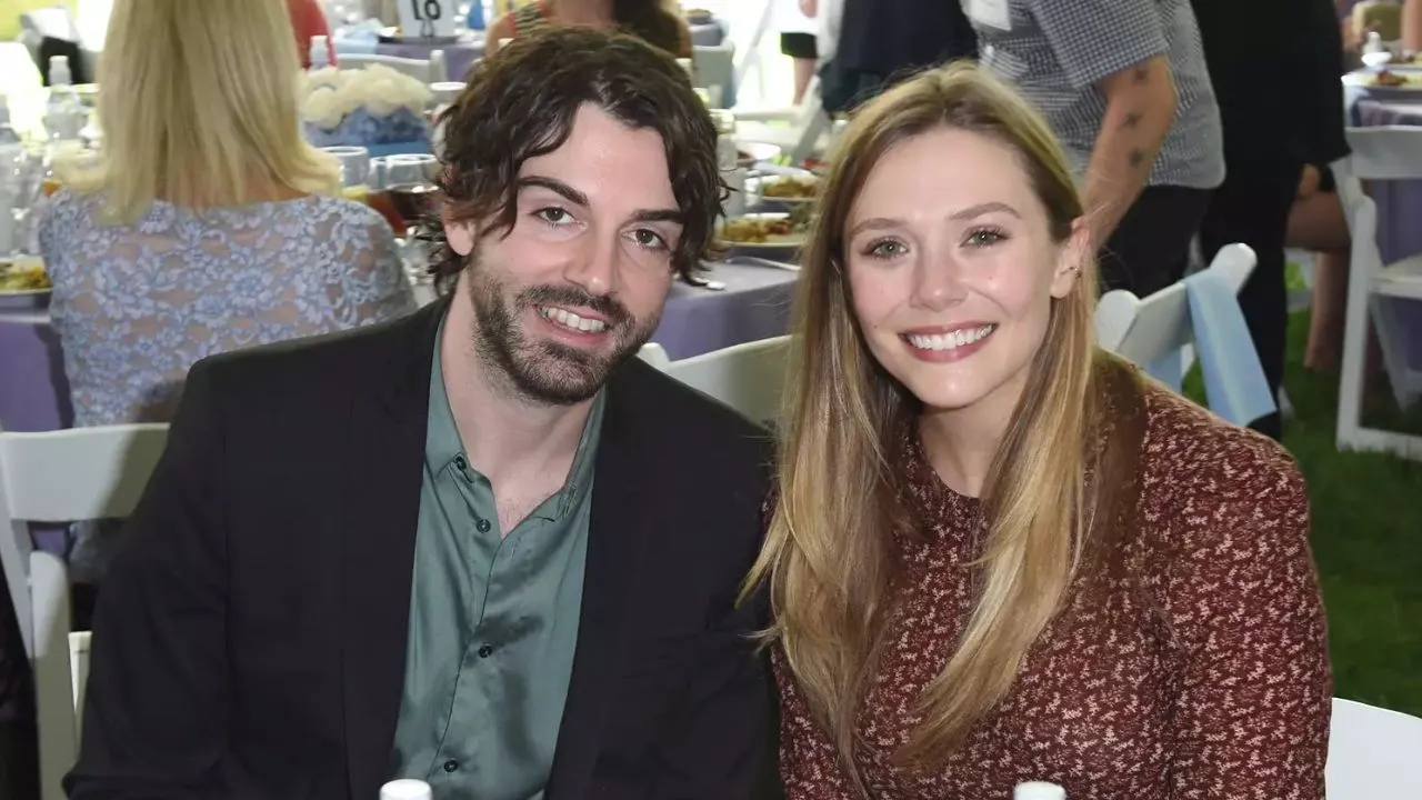Robbie junto a su pareja Elizabeth comparten una cena juntos.