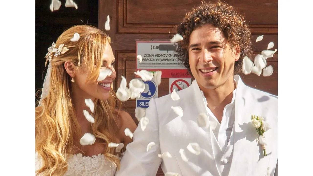Matrimonio de Karla con Guillermo, vestidos de color blanco, con rostros llenos de felicidad.