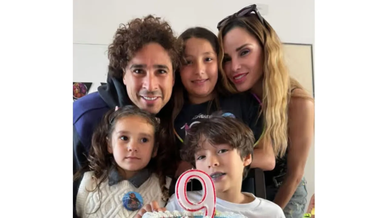 Guillermo junto a su familia celebrando una fiesta de cumpleaños de uno de sus hijos.