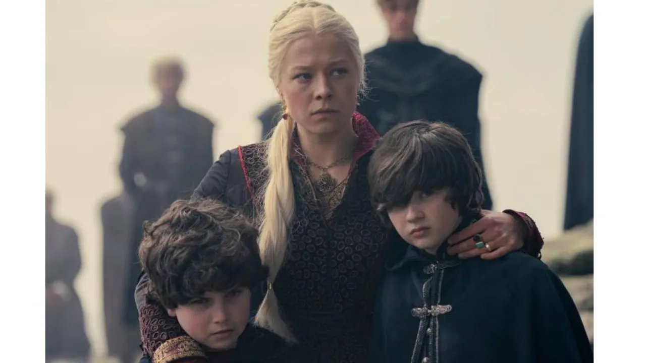 Rhaenyra Targaryen junto a sus hijos en un momento de terror.