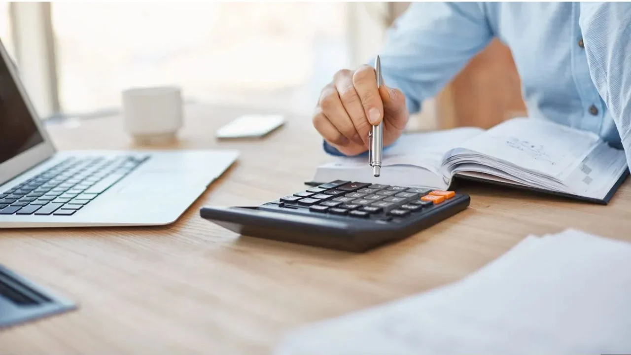 Manos calculan las indemnizaciones laborales correspondientes.