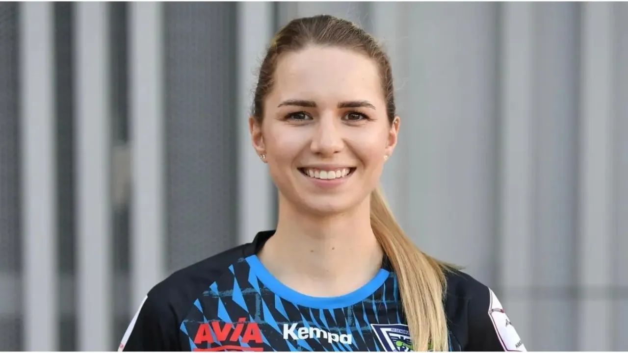 Vestida de futbolista, con una sonrisa reluciente.