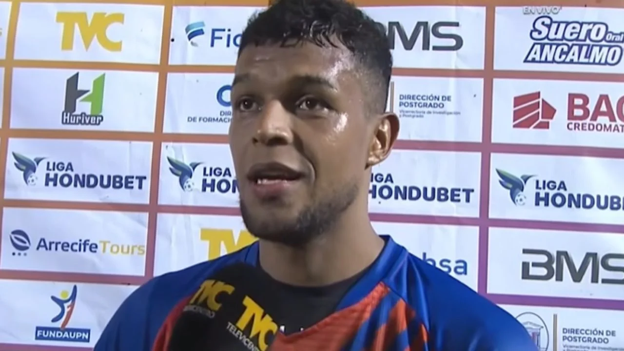 Kilmar Peña sudado frente a una cámara dando un entrevista.