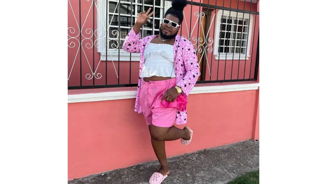 La More vestida de color rosa con sus lentes color negro.