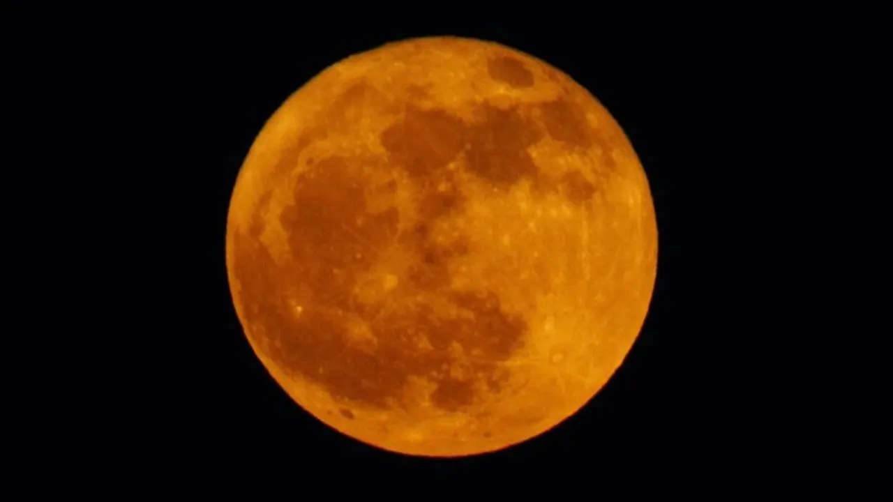 Luna color amarillo