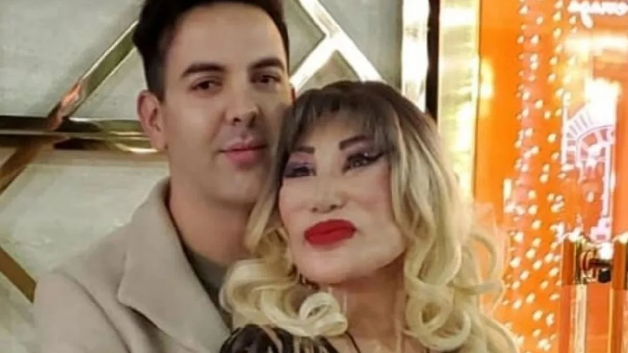 Lyn y Mark abrazados, derrochando amor en redes sociales.
