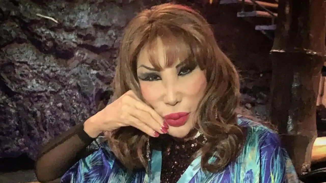 Lyn May de cabello corto, luce labial color rojo y se ha hecho distintas cirugías en su rostro.