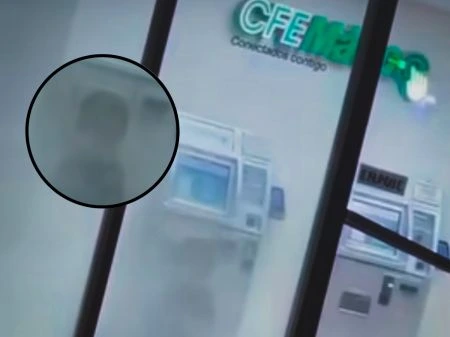Presunta figura de niño fantasma en cajero automático.