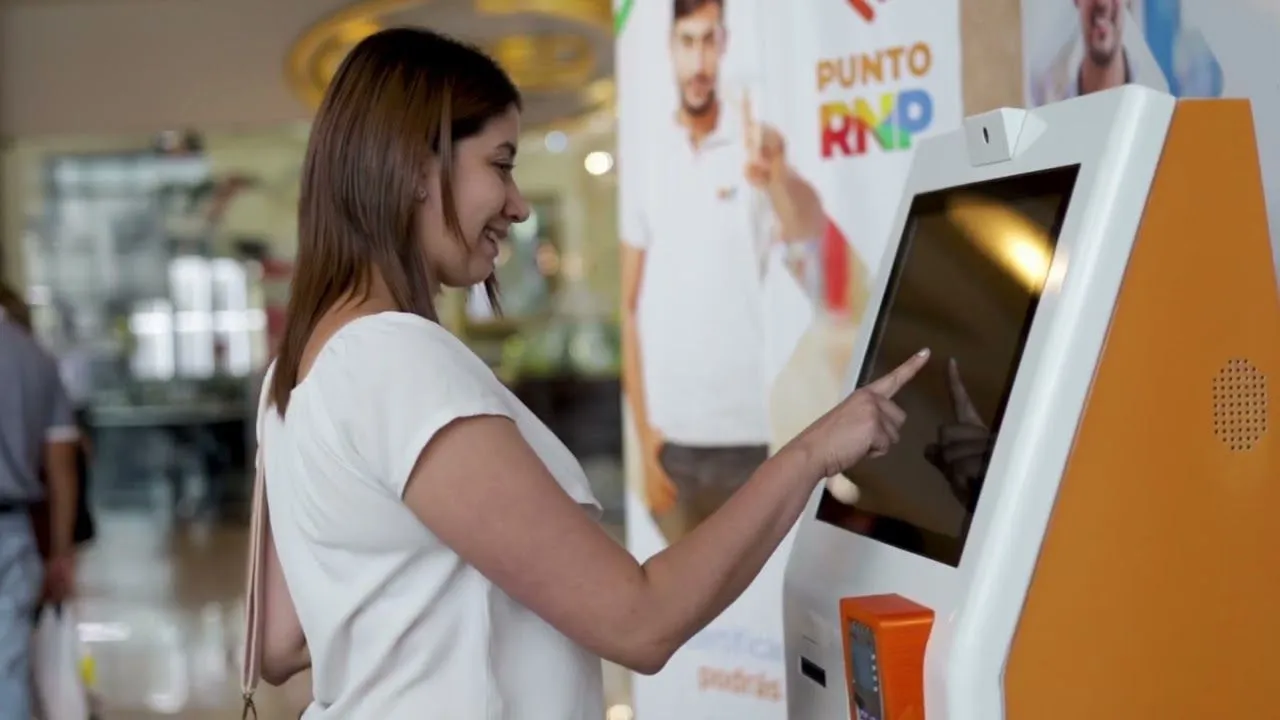 Una joven vestida de camisa color blanco, pone su huella y descubre sí su apellido es común en el país.