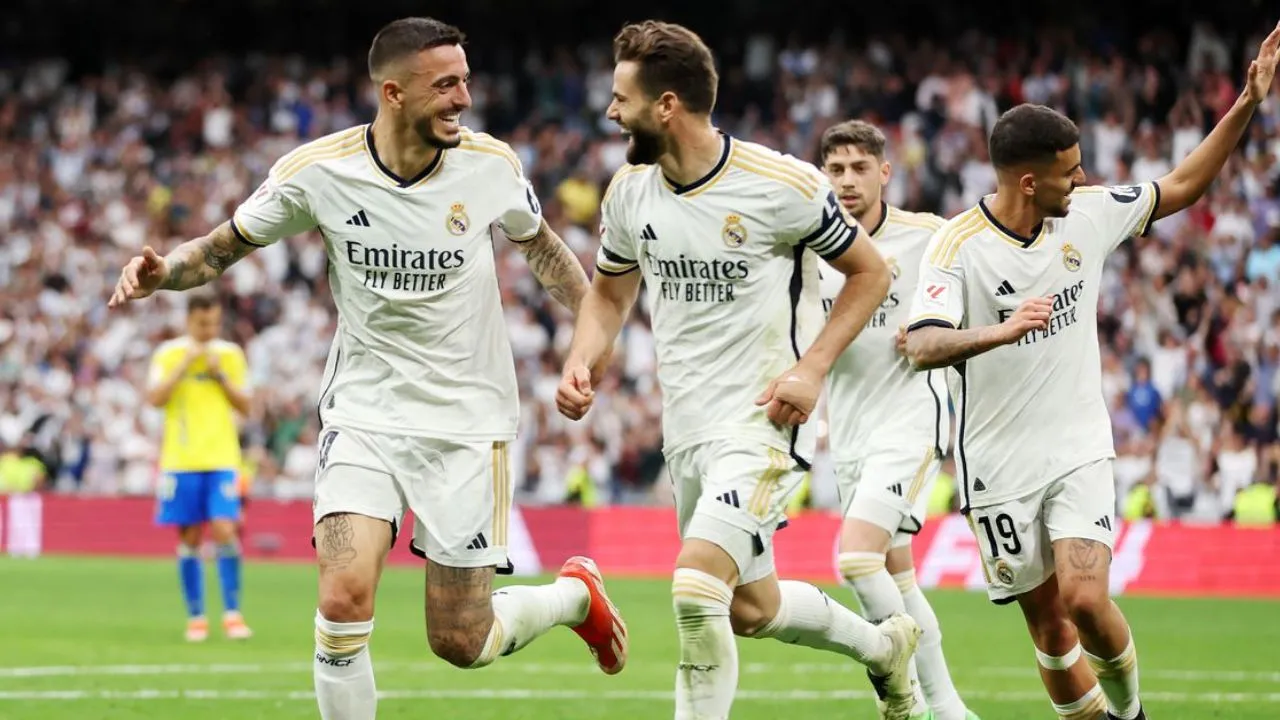 Jugadores portan su traje deportivo del Real Madrid con sus rostros animados de su buena actitud al jugar en el Apertura 2026.