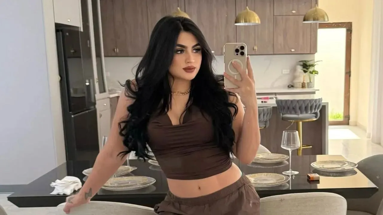 Rosana posa en un espejo con su teléfono.