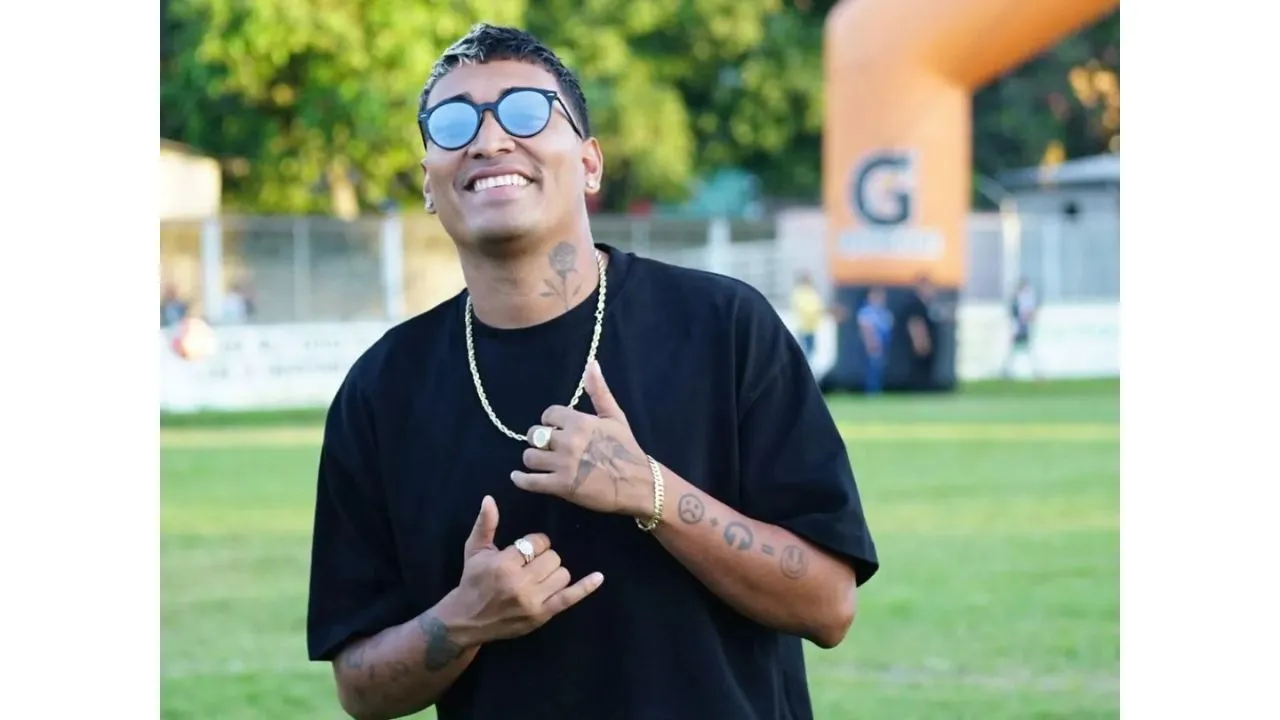 Supremo hace señas en las manos con unos lentes puestos.