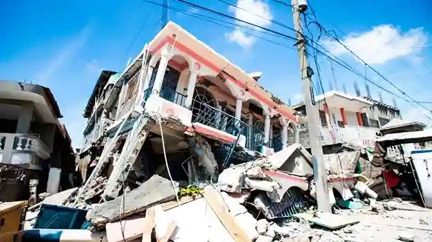 Casas destruidas en calles de Haití.