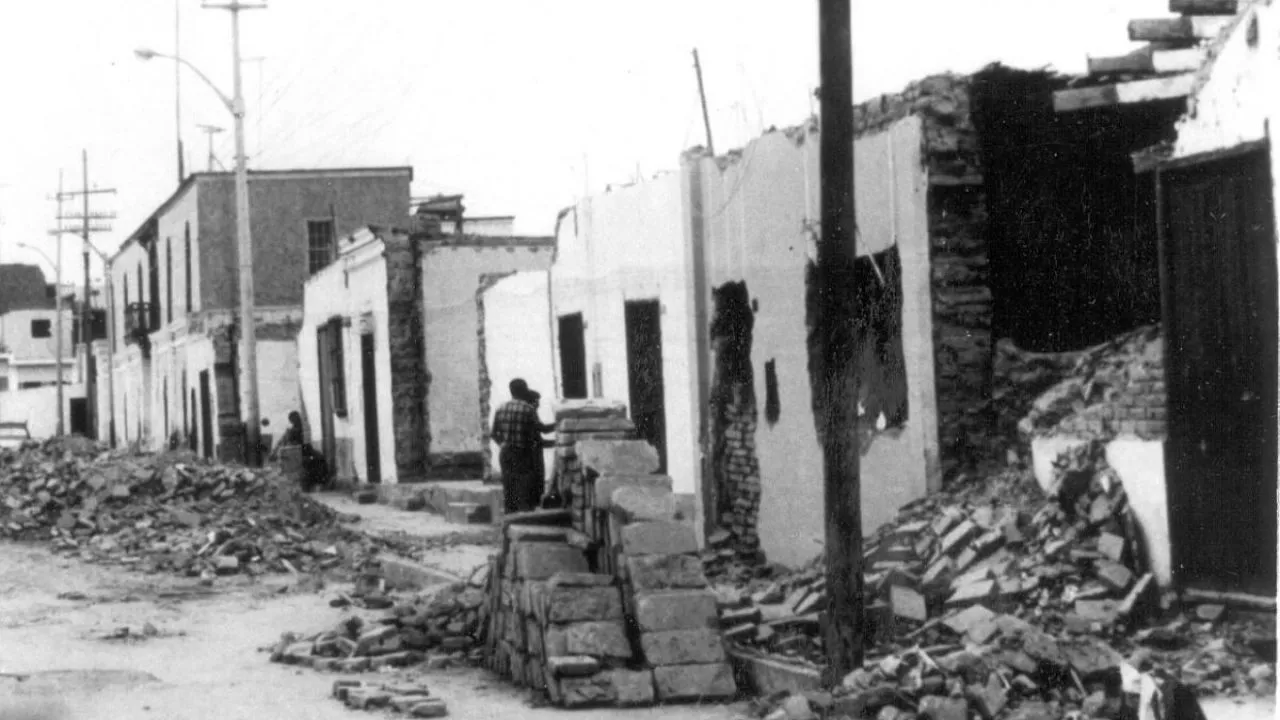 Familiares se quedan sin viviendas debido a terremoto.
