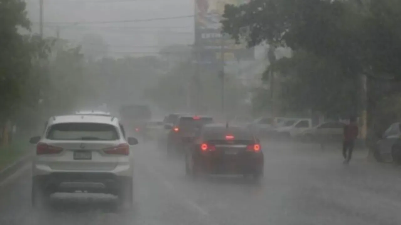 Carros transitando en nubosidad debido a las lluvias que se aproximan.