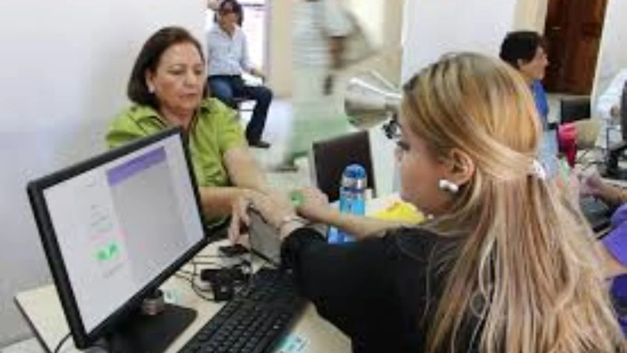 Señora extiende sus manos para poner la huella y realizar el proceso de viudos en INJUPEMP.