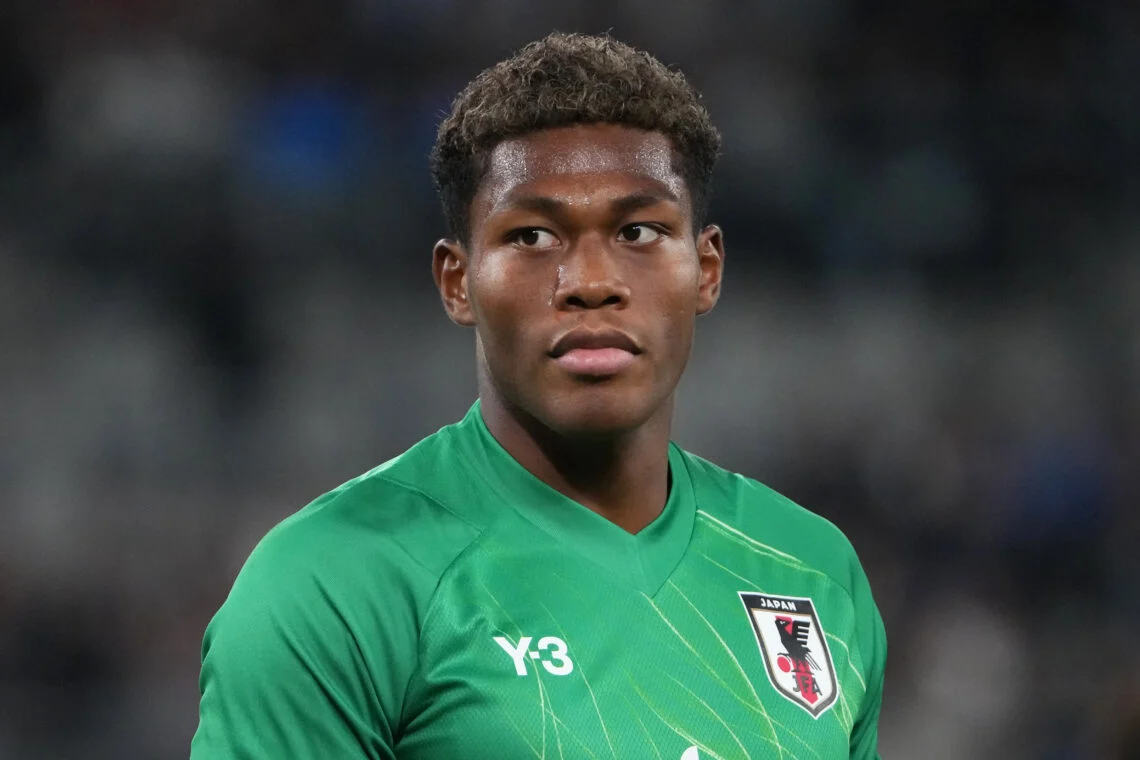 Zion Suzuki con camisa verde oscura, uniforme de Japón